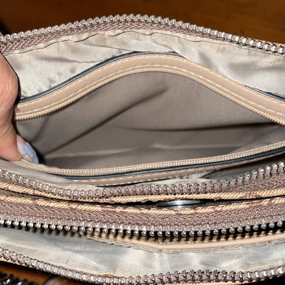 Guess purse - Picture 4 of 12